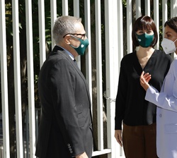Su Majestad la Reina es recibida por el presidente de la Asociación Española Contra el Cáncer (AECC), Ramón Reyes