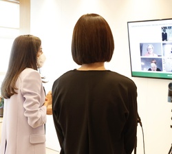 Doña Letizia durante el encuentro virtual con los participantes en la mesa redonda