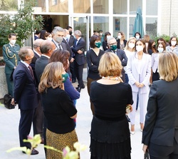 Su Majestad la Reina durante el encuentro con los asistentes