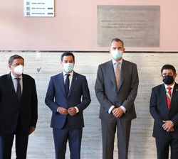 El Rey junto a las autoridades asistentes tras descubrir una placa conmemorativa de la visita