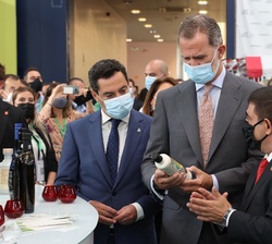 Don Felipe recorre los stands de la Feria “Expoliva-XX Feria Internacional del Aceite de Oliva e Industrias afines”