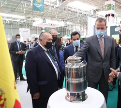 Don Felipe recorre los stands de la Feria