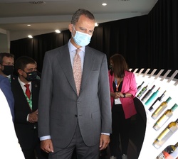 Su Majestad el Rey durante su visita a la Feria “Expoliva-XX Feria Internacional del Aceite de Oliva e Industrias afines”