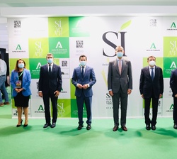 El Rey junto a las autoridades asistentes