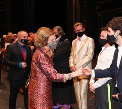 Doña Sofía saluda a los participantes en el escenario
