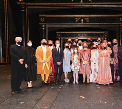 Doña Sofía junto a los patrocinadores, a la dirección artística y musical, y a los principales intérpretes del reparto y equipo técnico