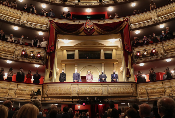 Vista general de Su Majestad la Reina Sofía en el Palco Real junto a las autoridades 