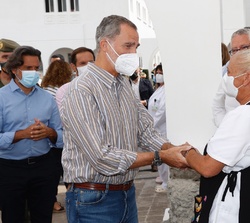 Su Majestad el Rey conversa una de las afectadas por la erupción de "Cumbre Vieja"