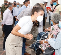 Su Majestad la Reina conversa una de las afectadas por la erupción de "Cumbre Vieja"