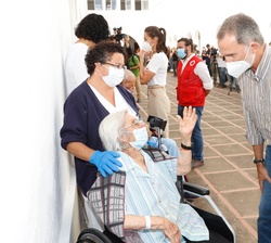Una vecina afectada por el desalojo conversa con Don Felipe