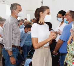 Don Felipe y Doña Letizia escuchan a unos de los afectados por la erupción de "Cumbre Vieja"