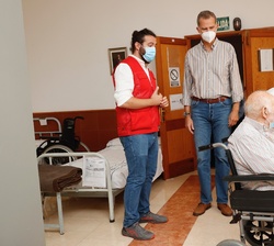 Sus Majestades los Reyes acompañados con personal de Cruz Roja visitan las personas con dependencia y personas desplazadas