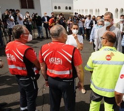 Personal de organismos que gestionan la crisis sísmico-volcánica explican la situación a Sus Majestades los Reyes