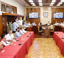 Don Felipe y Doña Letizia durante la reunión con el Comité Técnico del Plan de Emergencias Volcánicas de Canarias (PEVOLCA)