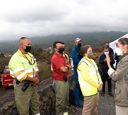 Don Felipe y Doña Letizia durante su recorrido por el Puesto de Mando Avanzado