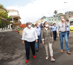 Sus Majestades los Reyes junto a la alcaldesa deLos Llanos de Aridane visitan la zona desalojada
