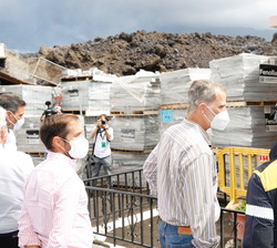 Don Felipe y Doña Letizia conversan con un bombero en la zona de Los Llanos de Aridane