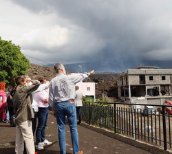 Don Felipe y Doña Letizia ante los daños y efectos causados por la lava en el municipio de Aridane