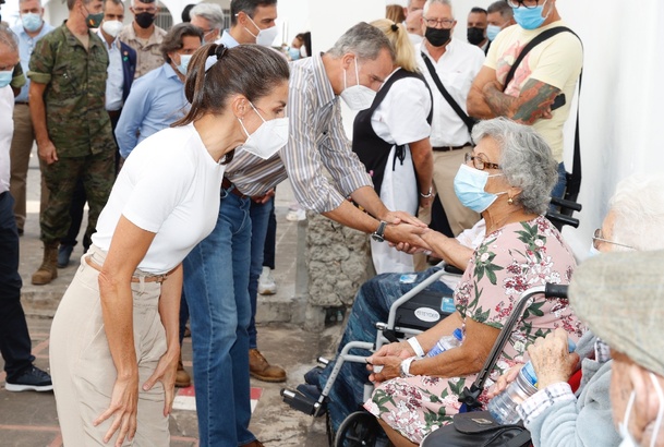 Sus Majestades los Reyes trasladan su afecto y apoyo a los afectados que se encuentran en el Acuartelamiento El Fuerte