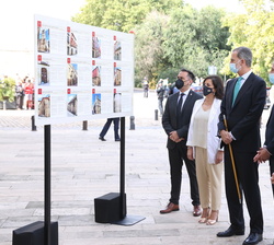 Su Majestad y el resto de autoridades ante el panel gráfico ilustrativo de las localizaciones de interés 
