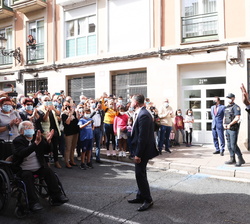 Su Majestad el Rey recibe el afectuoso saludo del publíco asistente en las diversas etapas de su visita a la Ciudad