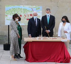 Don Felipe observa una maqueta que representa la Ciudad en un momento histórico