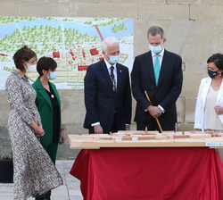 Don Felipe observa una maqueta que representa la Ciudad en un momento histórico acompañado del resto de autoridades