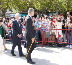 Don Felipe recibe durante su visita un afectuoso saludo del publico de todas las edades asistente