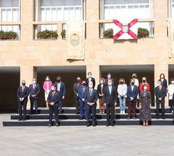 Su Majestad el Rey, las autoridades asistentes y la corporación municipal del Ayuntamiento de Logroño