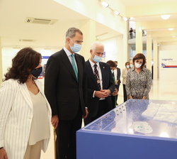 Don Felipé observa una maqueta perteneciente a la exposición "Logroño, una ciudad cercada"