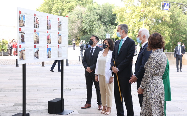 Su Majestad y el resto de autoridades ante el panel gráfico ilustrativo de las localizaciones de interés 