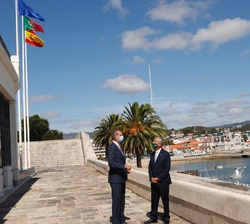 Don Felipe conversa con el Presidente de Sousa