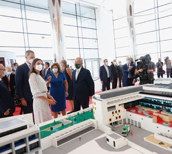 Don Felipe y Doña Letizia durante las explicaciones de la presidenta de la Fundación Champalimaud sobre una maqueta de las instalaciones del nuevo edi