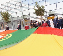 Sus Majestades los Reyes durante el descubrimiento de una leyenda conmemorativa