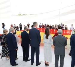 Don Felipe y Doña Letizia durante el descubrimiento de una leyenda conmemorativa