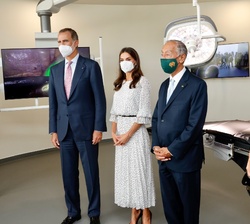 Don Felipe y Doña Letizia en los quirófanos del Centro