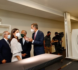 Doña  Letizia en el área de máquinas