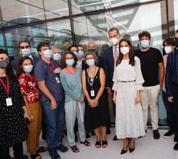 Al término del acto, Sus Majestades los Reyes mantuvieron un breve encuentro con médicos, sanitarios y científicos españoles que trabajan en el Centro