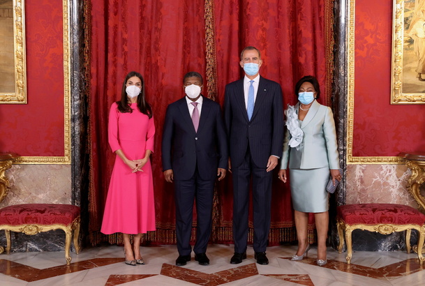 Don Felipe y Doña Letizia acompañados de Sus Excelencias el Presidente de la República de Angola y Primera Dama