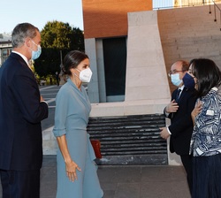 Sus Majestades los Reyes son saludados por Miguel Octavi Iceta, ministro de Cultura y Mercedes González Fernández, delegada del Gobierno en la Comunid
