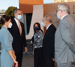 Don Felipe y Doña Letizia reciben el saludo de Javier Solana, presidente del Real Patronato del Museo Nacional del Prado y caballero de la Orden del T