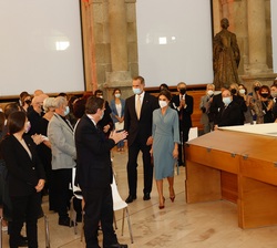 Sus Majestades los Reyes reciben el aplauso del publico asistente en su acceso al Claustro