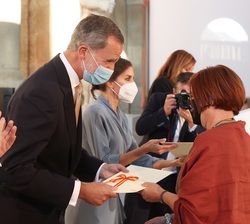 Su Majestad el Rey entrega el Premio Nacional de Literatura, en su modalidad Ensayo 2018 a Doña María Xesús Lama