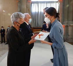 Su Majestad la Reina entrega el Premio Nacional de Historia de España 2019 a Doña Anna Caballé