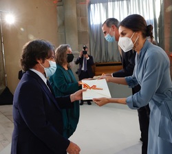 Su Majestad la Reina entrega el Premio Nacional a la Mejor Labor Editorial Cultural 2019 al cofundador de la Editorial Páginas de Espuma, Don Juan Cas