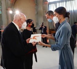 Su Majestad la Reina entrega el Premio Nacional de Fomento de la Lectura 2019 al presidente de la Asociación Entrelibros, Don Juan Mata