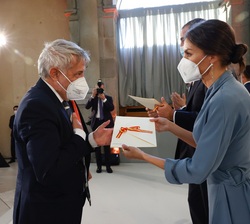 Su Majestad la Reina entrega el Premio Nacional de Fomento de la Lectura 2019 a Don Ignacio Elguero, director de Educación, Diversidad Cultural e Inte