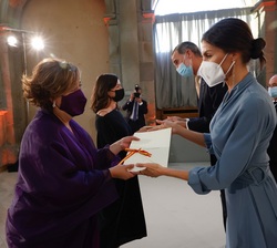 Su Majestad la Reina entrega el Premio Nacional de Artes Escénicas para la Infancia y la Juventud 2019 a Doña Itziar Pascual