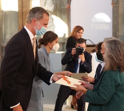 Su Majestad el Rey entrega el Premio Nacional a la Mejor Labor Editorial Cultural 2018 a la confundadora de Editorial Media Vaca, Doña Begoña Lobo