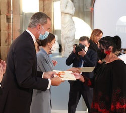 Su Majestad el Rey entrega el Premio Nacional de Fomento de la Lectura 2018 a la confundadora de La Botica del Libro, Doña Isabel Gallego